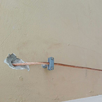 Instalación de cable bajante para descarga del pararrayo