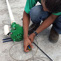 Apertura, limpieza y mantenimiento de bombas para agua residual.