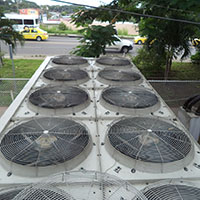 Inspección de ventiladores en chillers de enfriamiento.