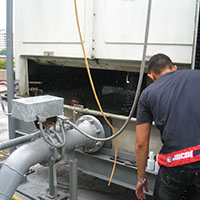 Aplicación de químicos para limpieza por incrustaciones en torres de enfriamiento.